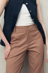 Pantalón recto color marrón claro, de algodón, con bolsillos de parche y calce relajado.