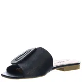 Zueco tipo mule (chinela cerrada) de cuero blanco, con tira ancha sobre el empeine adornada con una hebilla rectangular grande de color blanco y negro.