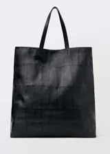 Bolso shopper grande de cuero negro con diseño patchwork y doble asa de hombro.