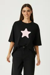 Remera verde oliva de algodón con cuello redondo y estampado de langosta y palmera en color rosa.