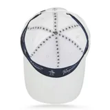 Gorra deportiva blanca con logo de Original Penguin bordado en azul marino. Cuenta con visera curva, perforaciones laterales para ventilación y broche trasero ajustable.