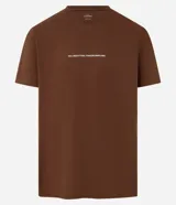 Remera marrón para hombre, de corte comfort, confeccionada en algodón. Tiene cuello redondo, mangas cortas y estampa con texto en el frente.