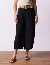 Pantalón capri negro de gasa bambula marca Dictionary. Tiene pretina ancha, pretina trasera elastizada y bolsillos delanteros. El modelo es de pierna ancha e incluye cinturón.