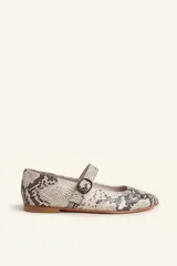 Zapato chatito tipo Mary Jane con estampado de víbora, capellada y plantilla de cuero vacuno, suela de cuero y hebilla metálica.