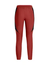 Pantalón deportivo Under Armour Challenger Pro para mujer, color ladrillo con paneles laterales negros y logo blanco.