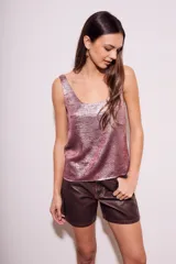Top color rosa con brillo, de breteles anchos y corte recto.
