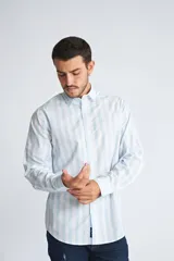 Camisa de hombre a cuadros color beige y azul marino, de corte slim fit, con mangas largas, cartera abotonada y logo bordado en el pecho. Confeccionada en algodón.