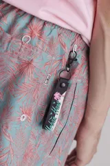 Short de baño estampado en tonos turquesa y rosado, con cordón ajustable en la cintura.