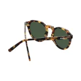 Lentes de sol con montura redonda color carey y lentes verdes.