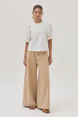 Blusa roja de algodón con mangas cortas abullonadas y puños con detalle de bordado en color amarillo/naranja.