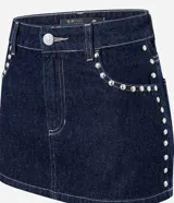 Minifalda de jeans azul oscuro con cintura con trabillas, cierre tradicional, bolsillos y aplicación de tachas.