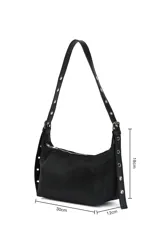 Bandolera negra de poliuretano con correa ajustable y cierre superior. Presenta detalles de ojales metálicos en los laterales de la correa.