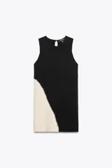 Vestido corto de punto negro con panel lateral color crema, de cuello redondo y sin mangas.