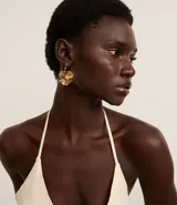 Aros colgantes dorados con forma de flor con pétalos delicados.