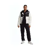 Pantalón de jogging negro con logo de New Balance estampado en blanco en la pierna izquierda.