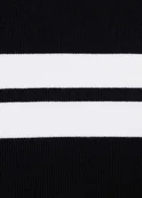 Remera de tejido de punto fino color negro con rayas horizontales blancas, cuello redondo y mangas cortas.
