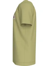 Remera color verde claro de algodón, corte clásico, cuello redondo y manga corta. Presenta un pequeño logo de Calvin Klein Jeans bordado en el pecho.