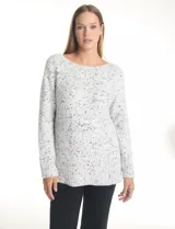 Buzo de chenille jaspeado en tonos grises y blancos, con escote bote, manga larga y ruedo con aberturas laterales.