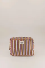 Neceser rectangular con cierre superior, diseño a rayas verticales marrones, celestes y bordó.