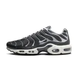 Championes Nike Air Max Plus, color negro con detalles en gris y blanco.