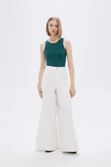 Pantalón blanco de algodón, corte ancho y tiro alto.