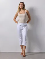 Pantalón capri blanco de algodón, marca Ruby Rd. Delantera con bolsillos simulados, trasera con bolsillos aplicados. Pretina ancha elastizada, corte recto Terminación de ruedo con aplique entrelazado.