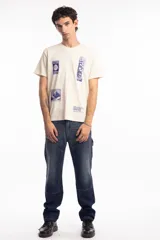 Remera unisex color crema de algodón con cuello redondo y manga corta. Presenta tres estampados rectangulares en azul con motivos japoneses y la leyenda "Seventy Water From Japan With Love".