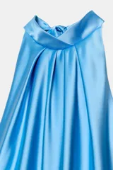 Vestido midi celeste de satén con cuello halter y espalda descubierta. Tiene detalle de pliegues en el delantero y forro interior.
