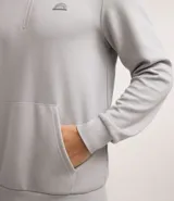 Buzo deportivo verde agua para hombre, confeccionado en algodón y poliéster. Cuenta con cuello alto con cremallera, manga larga con ajustes, bolsillo canguro y doble tejido interno.