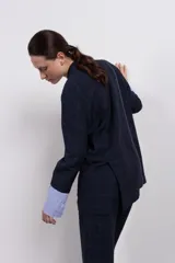 Blazer azul marino a cuadros con solapas de muesca, cierre con dos botones, dos bolsillos delanteros con solapa y un bolsillo en el pecho.