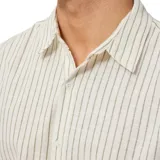 Camisa de manga corta color crudo con finas rayas verticales marrones, cuello clásico y cierre frontal con botones.