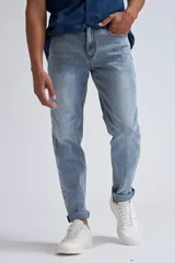 Pantalón de jean celeste de corte slim.