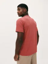 Camiseta básica de manga corta, cuello redondo y calce regular, color rojo jaspeado.