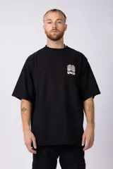 Remera negra de corte oversize con estampado blanco en el pecho.