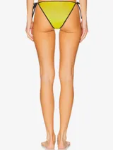 Conjunto de bikini Diesel con estampado marmoleado en tonos grises y negros. El corpiño es de corte triangular con tirantes finos y el logo de la marca en rojo. La bombacha es de corte clásico con lazos laterales y el logo de la marca en rojo.