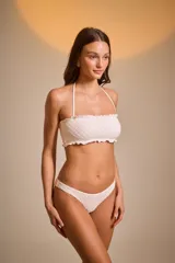 Bikini bandeau color marfil con textura arrugada y tirantes finos removibles.