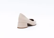 Zapato de cuero color beige, con punta fina y taco cuadrado de 5 cm.