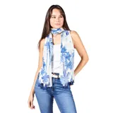 Pashmina rectangular de viscosa liviana, color blanco con estampado floral en tonos de azul.