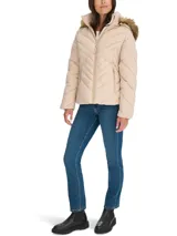 Campera beige acolchada con cierre frontal y capucha con borde de piel sintética.