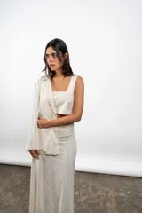 Top color crema de lino, con breteles anchos y escote cuadrado.