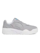 Zapatillas urbanas grises con detalles en blanco y celeste.