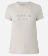 Remera deportiva color beige con cuello redondo, mangas cortas y estampado en relieve con la frase "Health Club". Confeccionada en poliamida texturizada con tecnología Dry que facilita la evaporación del sudor.