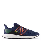 Zapatillas de running en color marino con detalles en negro y naranja, diseñadas para proporcionar comodidad y soporte durante el ejercicio.