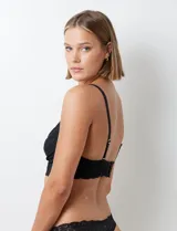 Conjunto de ropa interior de encaje floral blanco, compuesto por un bralette sin aro ni relleno, con breteles regulables y cierre trasero de tres posiciones, y una bombacha con detalle de encaje floral.