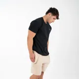 Bermuda negra de algodón con elastano, corte recto, bolsillos laterales, cintura elástica con cordón interno y logo bordado en la pierna.