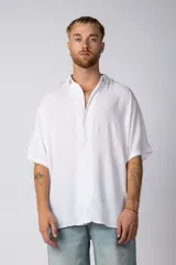 Camisa blanca de fibrana premium, manga corta y calce oversize.