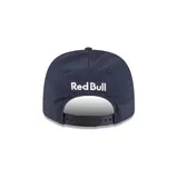 Gorra azul marino con visera curva y ribete rojo. En el frente tiene el número 1 bordado en blanco y el logo de Oracle Red Bull Racing. En el lateral izquierdo tiene el logo de Alphatauri y en el lateral derecho el logo de Viaplay. En la parte trasera tiene el logo de Red Bull.