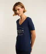 Remera deportiva azul marino de viscosa, con cuello en V, mangas cortas y estampa frontal con la frase "sometimes active, always moving".
