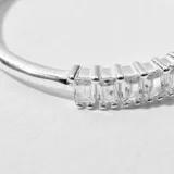Anillo plateado con hilera de circonitas blancas de corte rectangular.