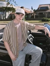 Polo de punto con fit relajado y diseño estructurado. Tejido estilo urbano con cuello tipo camisa, cierre con botones y mangas cortas.